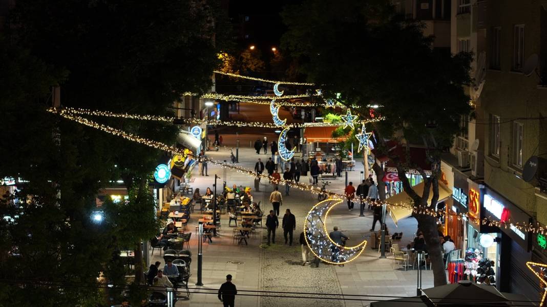 Konya Büyükşehir bayram için sokakları süsledi, aydınlattı 8
